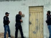 Homem é preso após tentar matar companheira a facadas, no interior