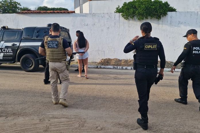 Mulher é presa suspeita de participação em homicídio de homem encontrado carbonizado em Marechal Deodoro