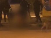 Agentes carregando um dos corpos