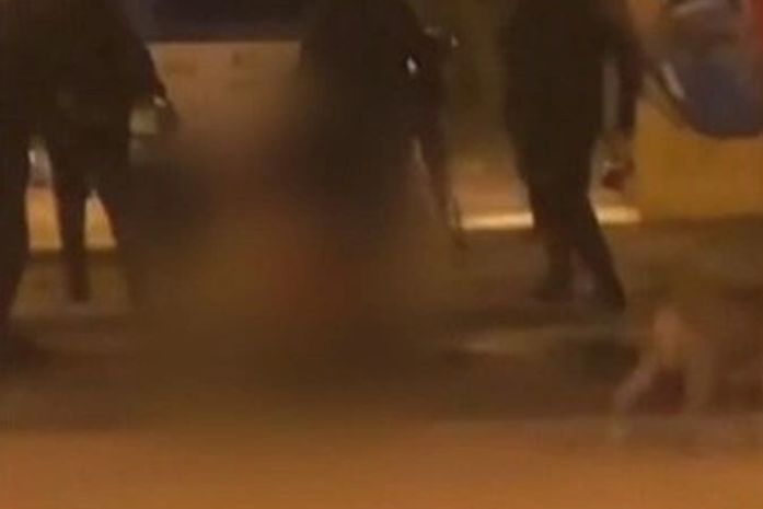 Agentes carregando um dos corpos