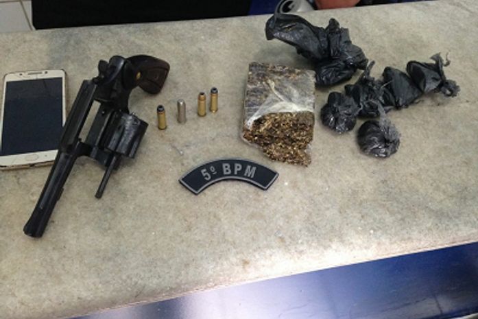Revólver calibre 38 e 410 gramas de maconha apreendidas
