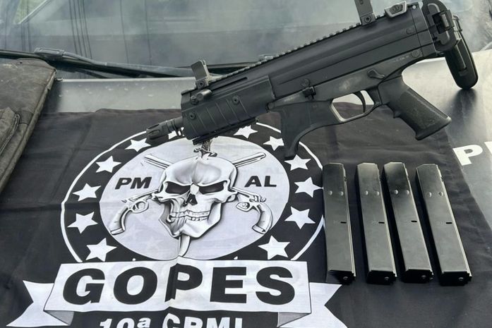 Mulher é presa com submetralhadora escondida em banheiro de residência, em Arapiraca
