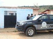 Vítima estava sem roupa e apresentava diversas perfurações de arma branca pelo corpo.
