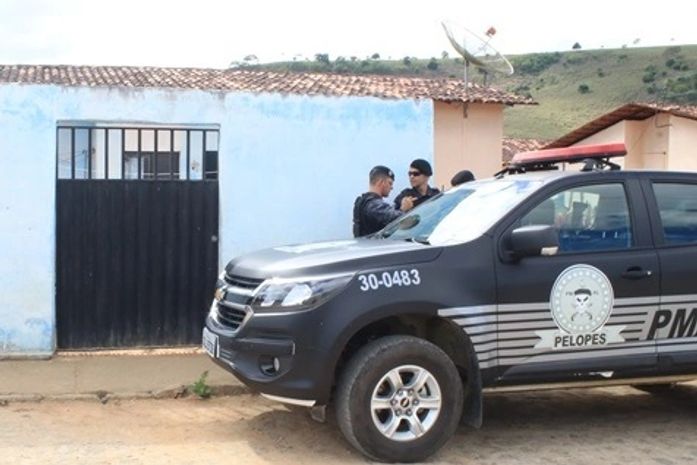 Vítima estava sem roupa e apresentava diversas perfurações de arma branca pelo corpo.