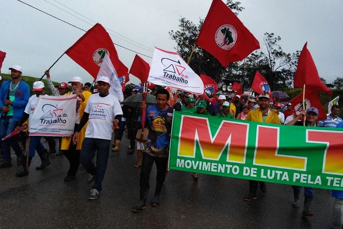 Trabalhadores rurais fazem protesto na BR-104 em União dos Palmares
