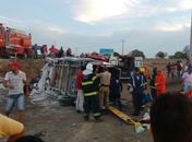 Colisão entre van e carreta deixa 10 feridos na Al-115 em Arapiraca 