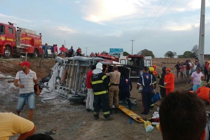 Colisão entre van e carreta deixa 10 feridos na Al-115 em Arapiraca