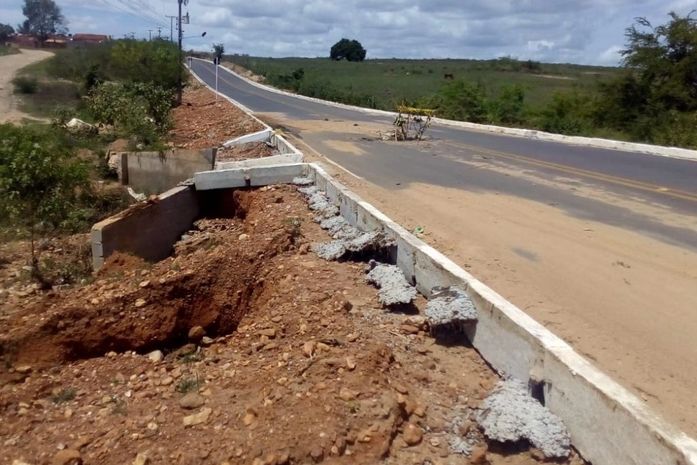 Prefeitura de Arapiraca recupera estrada da Massaranduba e faz reparos na via Cavaco-Fernandes