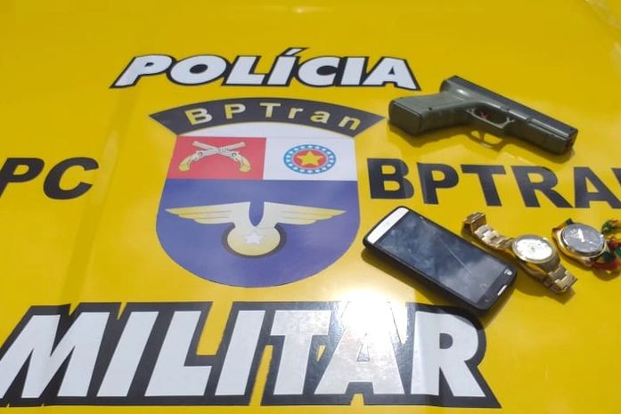 Homem é preso com arma de brinquedo