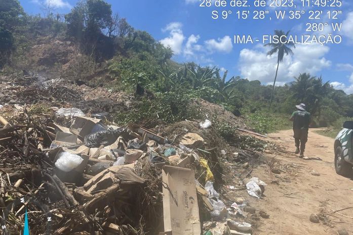 População de São Miguel dos Milagres denuncia prefeitura por queima irregular de lixo; veja vídeo