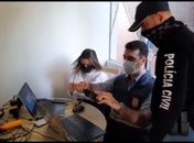 Foto: Delegada Adriana Gusmão, junto com policial civil e perito do IC, examinam material apreendido