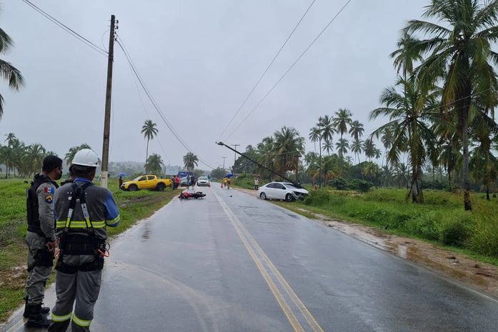 Colisão entre carro e moto deixa duas pessoas feridas na AL-101
