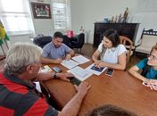 Prefeito João Victor assinou termo na presença das médicas veterinárias do Consórcio, Taine Soares e Camila Santos.