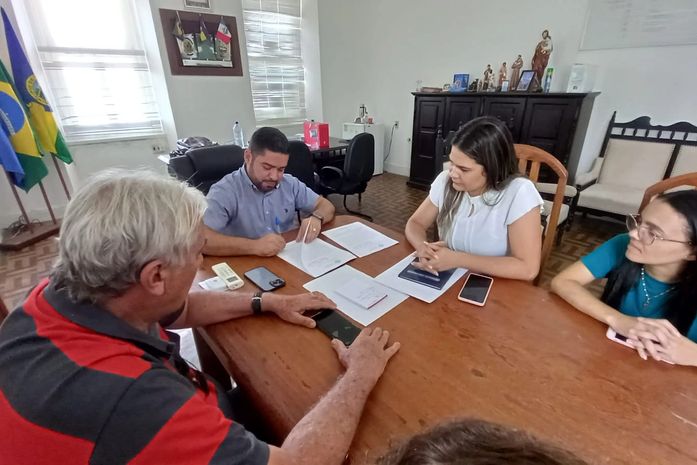 Prefeito João Victor assinou termo na presença das médicas veterinárias do Consórcio, Taine Soares e Camila Santos.
