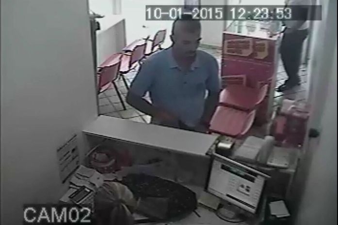 Assaltante saca arma dentro de mochila (Foto: Reprodução)