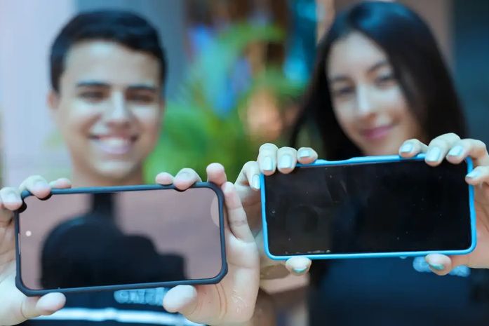 Proibição de celular na escola é bem-vinda, mas não é suficiente
