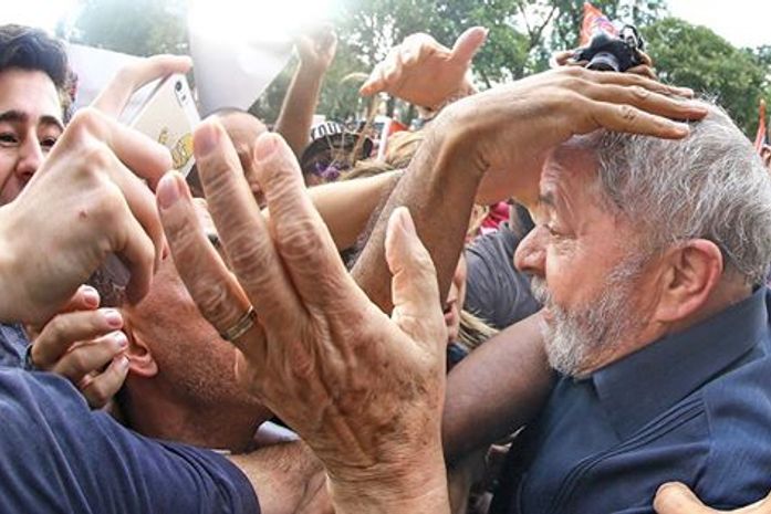 Lula, recepcionado por militantes ao chegar à sede do PT em São Paulo