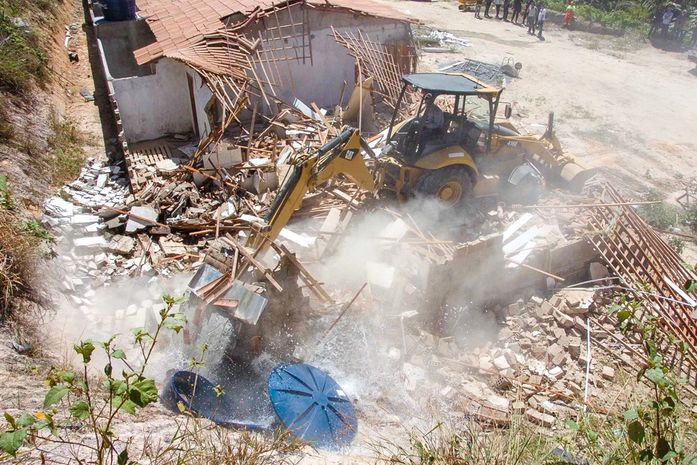 A Prefeitura alerta que a população também pode colaborar com o município denunciando construções irregulares