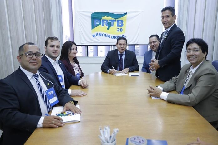 Seninha (em pé) com a cúpula do PRTB alagoano numa reunião fechada com o vice-presidente Hamilton Mourão, setembro passado em Maceió