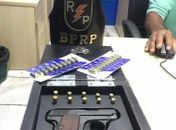 Arma foi apreendida pela polícia
