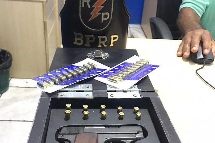 Arma foi apreendida pela polícia