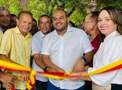 Prefeito Fernando e assessores comandando ato de inauguração 