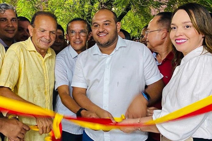 Prefeito Fernando e assessores comandando ato de inauguração