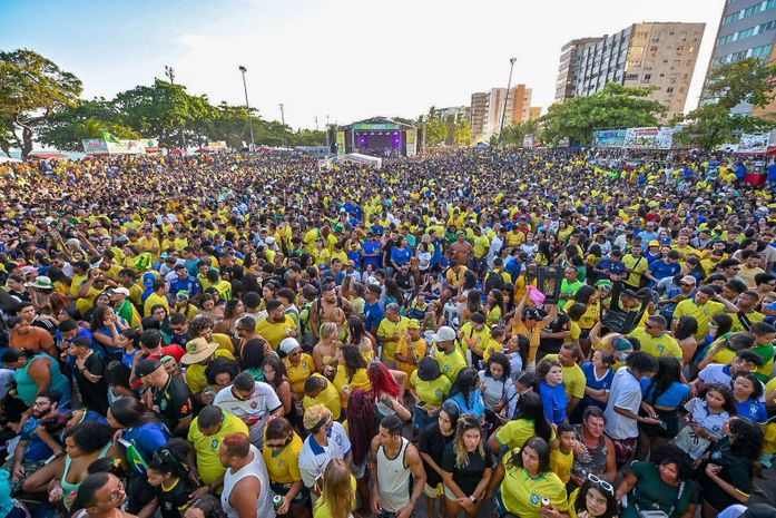Telões na Pajuçara e Benedito Bentes transmitem o jogo do Brasil nesta segunda-feira (28); confira as apresentações musicais