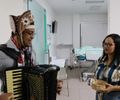 Em Maceió, sanfoneiro leva clima junino ao hospital e emociona pacientes