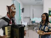 Em Maceió, sanfoneiro leva clima junino ao hospital e emociona pacientes