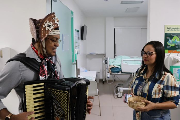 Em Maceió, sanfoneiro leva clima junino ao hospital e emociona pacientes