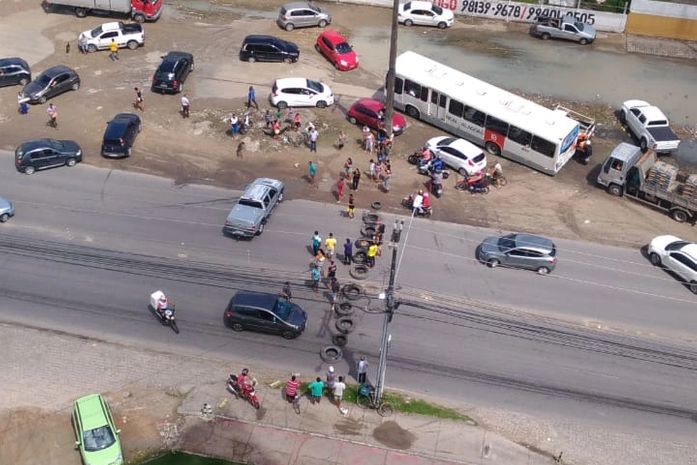 Moradores fecharam as duas vias da pista