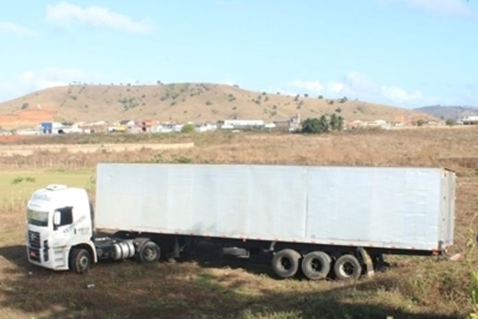 Carreta invadiu terreno às marges da BR 104
