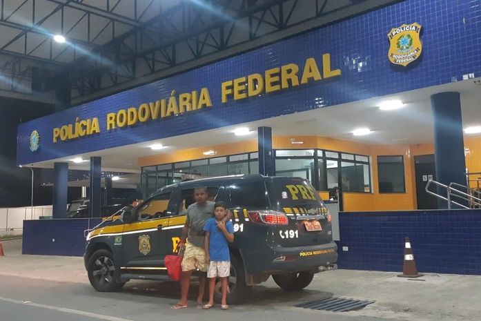 Após tio ter crise epilética, criança salta de moto em movimento antes de acidente e sai ilesa