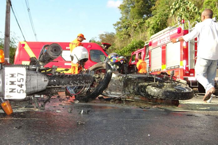 Colisão entre motocicletas deixa duas pessoas feridas