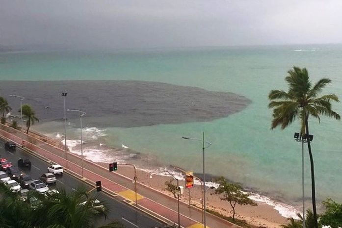 Mancha no mar foi flagrada por internauta
