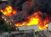 Incêndio de grandes proporções atinge galpão na Zona Norte de São Paulo