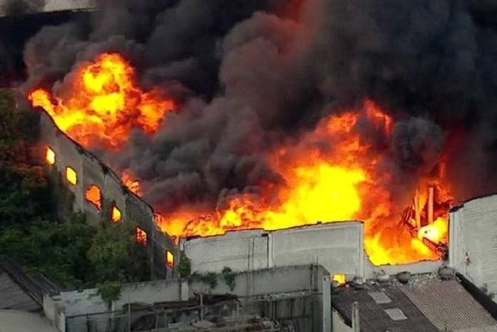 Incêndio de grandes proporções atinge galpão na Zona Norte de São Paulo