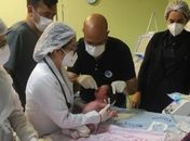 Menina com apenas 17 dias de nascida engasgou com leite materno e foi salva por policiais