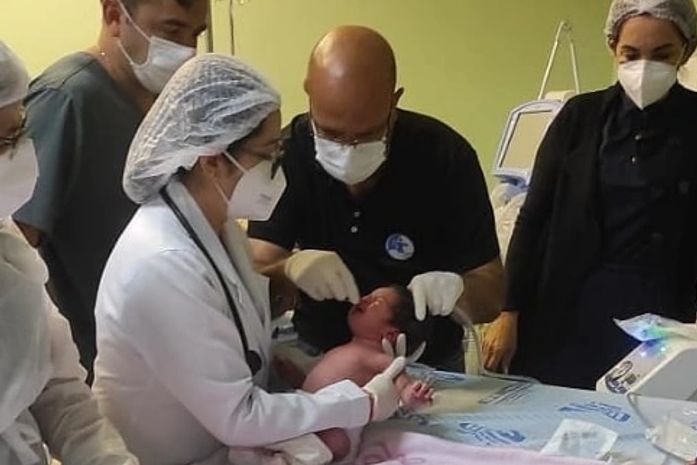 Menina com apenas 17 dias de nascida engasgou com leite materno e foi salva por policiais