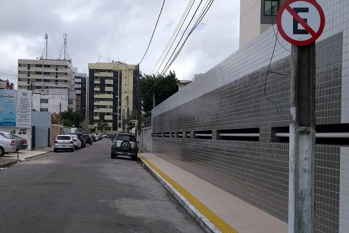 Ruas transversais da Amélia Rosa receberam placas de proibido estacionar