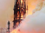 Fogo consome Catedral de Notre-Dame, em Paris, na França.
