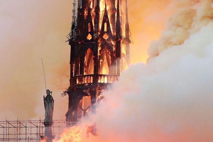 Fogo consome Catedral de Notre-Dame, em Paris, na França.