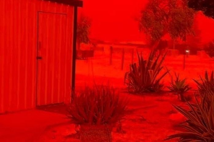 Céu vermelho na Austrália viraliza após ciclone; entenda o fenômeno por trás das imagens