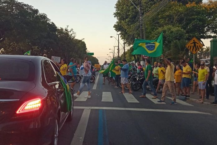 Manifestantes realizam protesto contra derrota de Bolsonaro na Av. Fernandes Lima