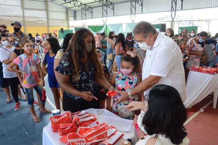 Prefeito George Clemente entrega mais de 300 óculos de grau a alunos do Sistema de Ensino