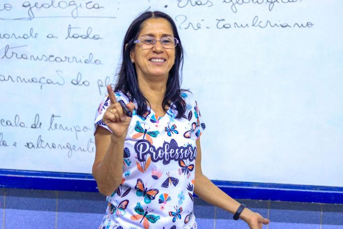 Mais de 20 mil servidores da Educação recebem bonificação do Escola 10 nesta quinta-feira (29)