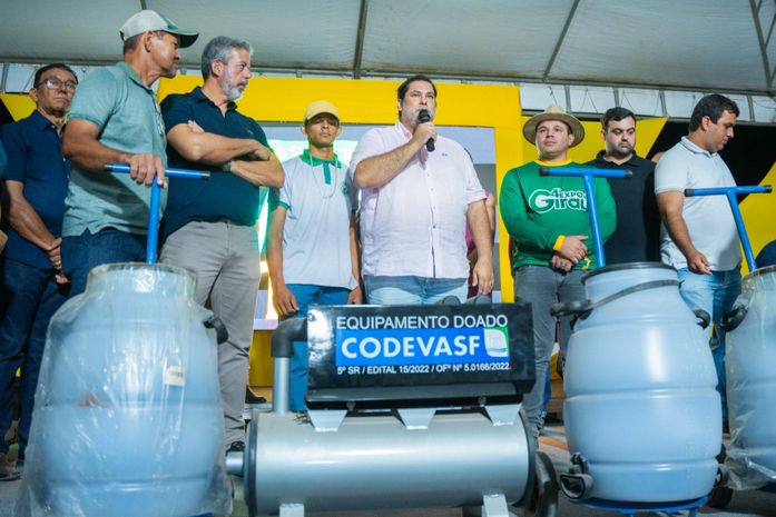 Prefeitura de Girau do Ponciano entrega forrageiras e ordenhadeiras para agricultores familiares