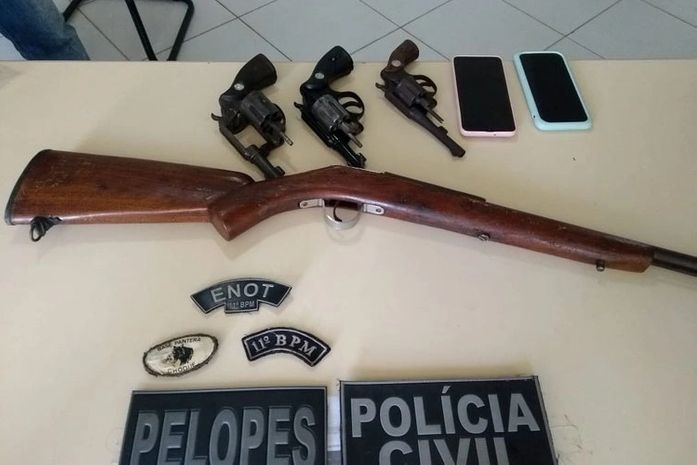 Polícia Civil prende cinco pessoas e apreende armas e drogas em Penedo