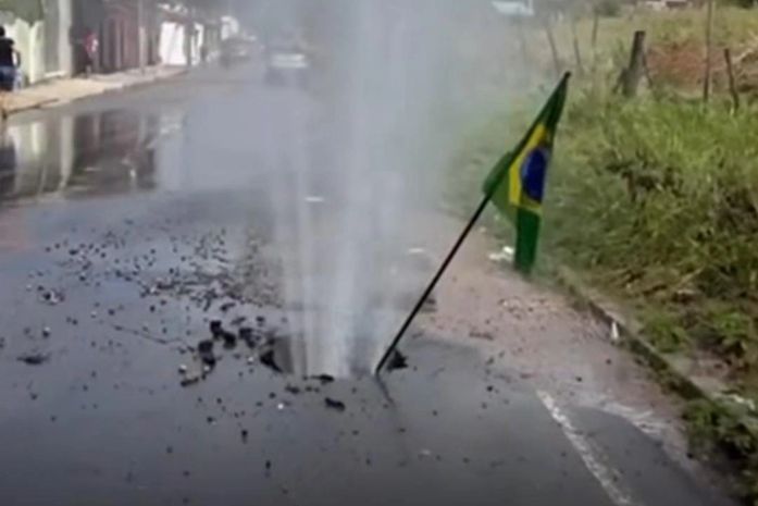 Vazamento faz água jorrar com força e impressiona moradores em Arapiraca